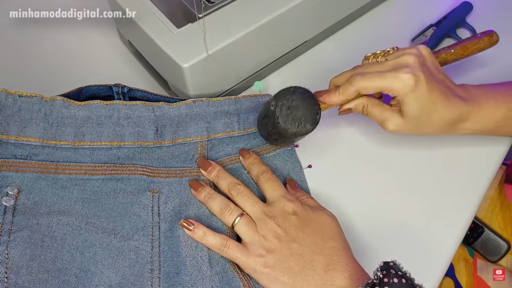 para consertar roupas jeans recomeda-se o uso de um martelo emborrachado