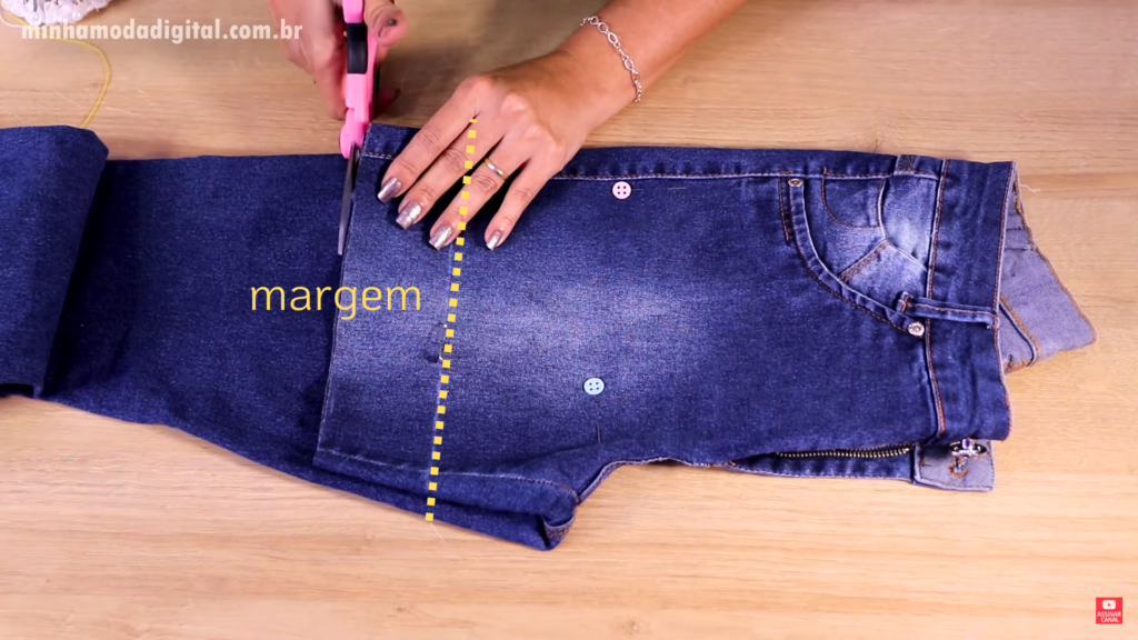 cortando a calça jeans para transformar em bermuda ou short